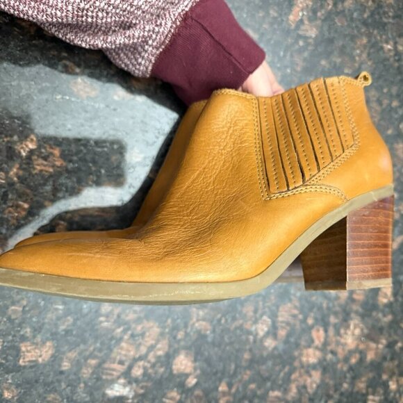 Marc Fisher Shoes - Marc Fisher ankle booties - tan leather upper - In amazing shape!
